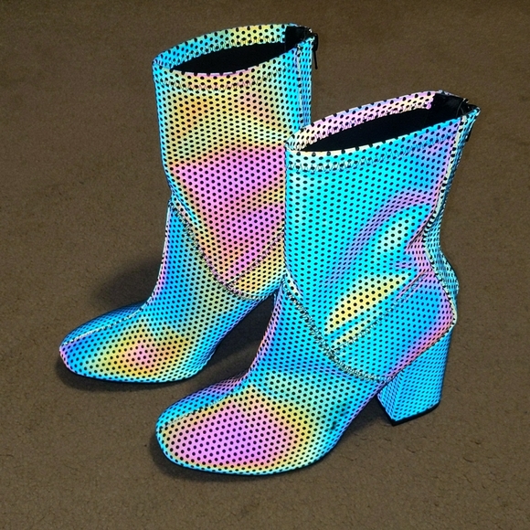 *LIKE NEW* YRU Reflective Booties - Picture 1 of 6